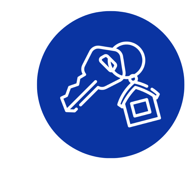 gekaufte Immobilie Schlüssel mit einem kleinen Hausanhänger auf blauem Hintergrund.